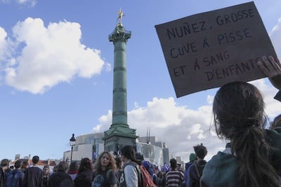 Manifestación por la mejora de la enseñanza en Francia este jueves en la plaza de la Bastilla de París (Francia). os sindicatos estudiantiles y profesionales convocaron este jueves una nueva jornada de movilización y manifestaciones para el 13 de octubre en Francia para exigir mejoras en las condiciones educativas, lo que incrementa la presión sobre el Gobierno francés. Esta nueva convocatoria se produce cuando miles de personas se manifiestan este jueves en las calles de Francia, después de la movilización del 6 de octubre que afectó servicios públicos y congregó a hasta 450.000 personas, según los sindicatos.