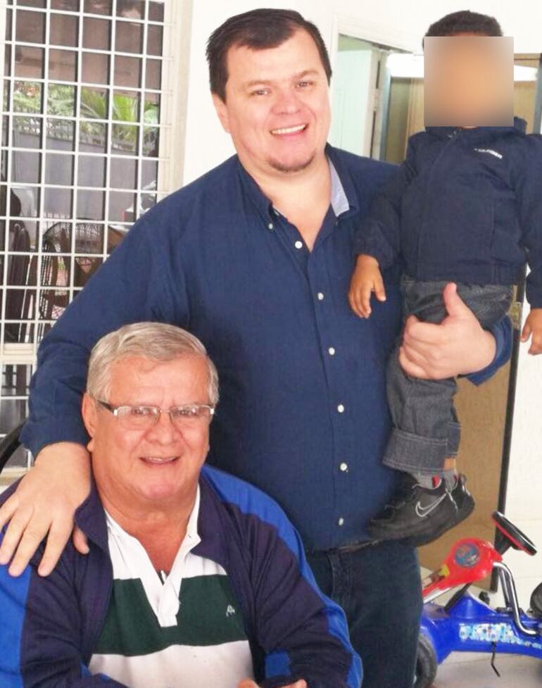 El senador Dionisio Amarilla (parado) junto a su padre con el mismo nombre.