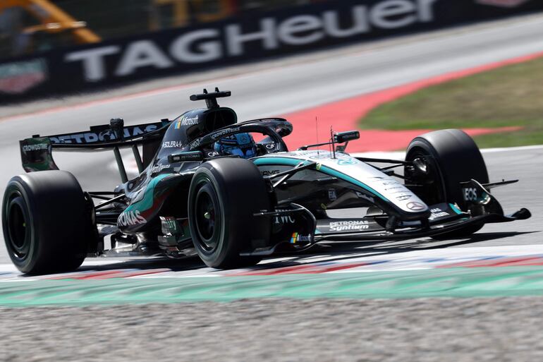 George Russell (Mercedes) fue el escolta del vencedor, Lewis Hamilton (Ferrari).