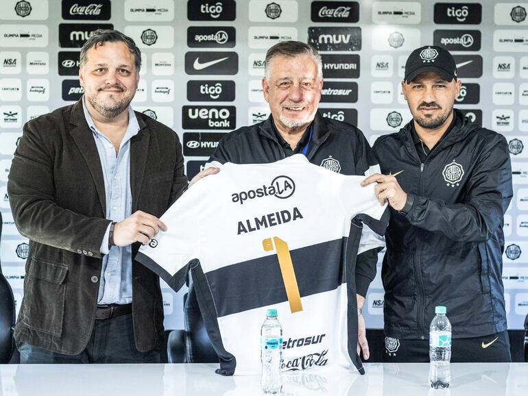 Éver Hugo Almeida (c) durante la presentación como entrenador de Olimpia.