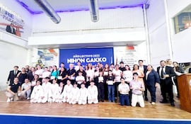 Beneficiados con las becas modulares de Nihon Gakko durante el acto de egreso realizado el 14 de febrero.