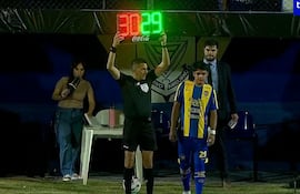 Momento en que el joven defensor de 15 años Oliver López hacía su fugaz aparición en la máxima categoría, reemplazando a Thiago Franco.