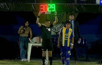 Momento en que el joven defensor de 15 años Oliver López hacía su fugaz aparición en la máxima categoría, reemplazando a Thiago Franco.