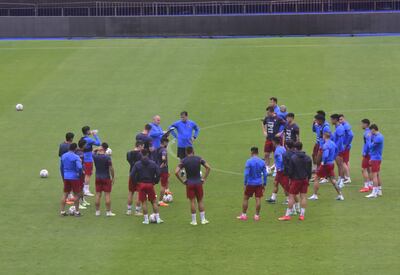 Jugadores atentos a las órdenes del nuevo técnico.