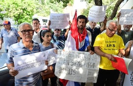 Asegurados del IPS durante una movilización realizada en contra de las irregularidades del seguro social.