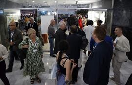 Personas asisten a la inauguración del 45 Festival Internacional de Nuevo Cine Latinoamericano, que proyectó en exclusiva los dos primeros capítulos de la serie "Cien años de soledad", producida por Netflix y basada en la popular novela de Gabriel García Márquez.