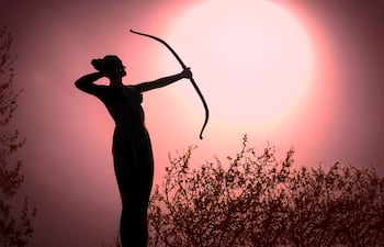 Silueta de una mujer practicando arquería, imagen ilustrativa.