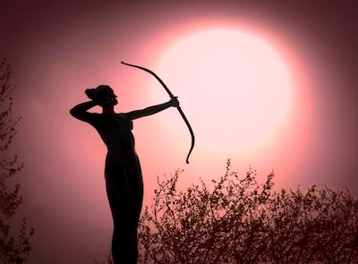 Silueta de una mujer practicando arquería, imagen ilustrativa.