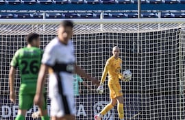 El portero Facundo Ezequiel Insfrán Lirussi (19 años) tuvo su debut oficial en la máxima categoría del fútbol paraguayo. (Foto: @elClubOlimpia)