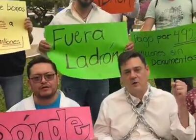 El doctor Víctor Buzarquis (lentes), sentado junto al senador Enrique Buzarquis en la mañana de lunes.