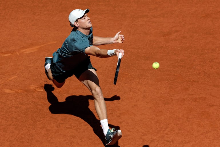 El tenista italiano Jannik Sinner durante el partido contra el francés Arthur Fils en las semifinales del Madrid Open en el Caja Mágica, en Madrid, España. 
