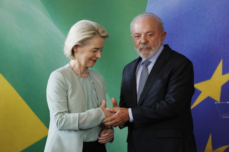 El presidente de Brasil, Luiz Inácio Lula da Silva (d), saludo a la presidenta de la Comisión Europea, Ursula Von der Leyen, durante una rueda de prensa este viernes, en el Palacio de Itamaraty, en Río de Janeiro (Brasil). 