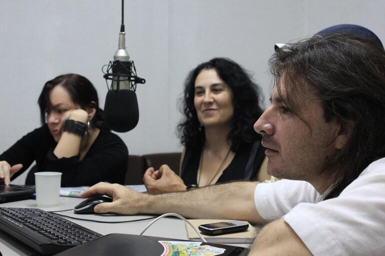 Irina Ráfols con Mónica Laneri y Cristino Bogado en Radio Nacional, 2012.