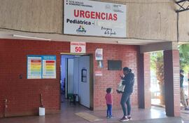 El niño quedó internado en el Hospital Regional de Ciudad del Este. Un niño que fue herido de un disparo accidental por una niña que manipuló un rifle que el abuelo de la víctima dejó en la sala. El hecho ocurrió en una vivienda particular ubicada en el kilómetro 7 del barrio Ciudad Nueva, a dos cuadras de la parada Santo Domingo.