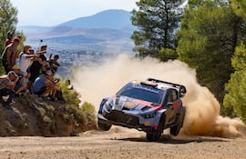 Thierry Neuville, a bordo del Hyundai i20 N Rally1, lidera provisionalmente el Rally Acrópolis de Grecia tras la etapa 1.