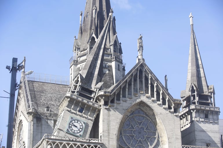 Fotografía que muestra la Catedral Basílica Metropolitana de Nuestra Señora del Rosario afectada tras un fuerte temblor este lunes, en Manizales (Colombia). Al menos dos personas murieron en la capital del departamento de Caldas, en el centro del país.