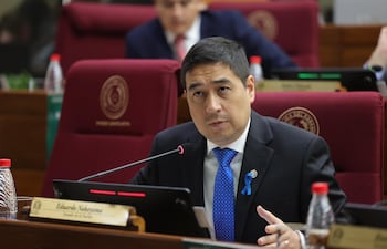 El senador Eduardo Nakayama (Ex-PLRA) anunció que conversará con el presidente Santiago Peña para redireccionar los recursos públicos que se destinan al seguro médico privado a infraestructura para el Ministerio de Salud.