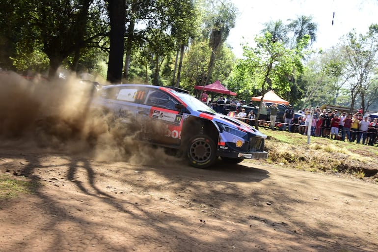 Los pilotos y equipos del Rally del Paraguay 2026 en las pruebas libes oficiales en un tramo de 5,6 kilómetros en la ciudad de Carmen del Paraná, Departamento de Itapúa, Paraguay.