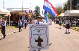 Los estudiantes desfilaron con impecable disciplina y entusiasmo, destacando el orgullo de la comunidad educativa.