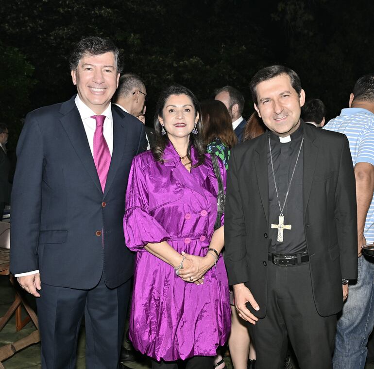Igor Garafulic, Macarena Hermosilla y Vincenzo Turturro, nuncio apostólico de Asunción.