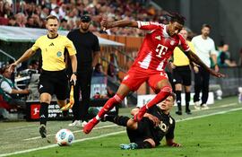 Michael Olise, del Bayern Munich, trata de esquivar la marca de Robin Salvatore, del Augsburgo. (EFE).