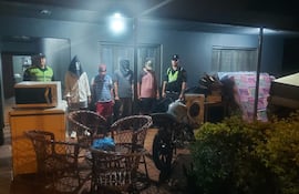 Cuatro hombres detenidos señalados por el hurto de electrodomésticos y muebles de una vivienda en Bella Vista