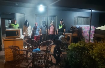 Cuatro hombres detenidos señalados por el hurto de electrodomésticos y muebles de una vivienda en Bella Vista