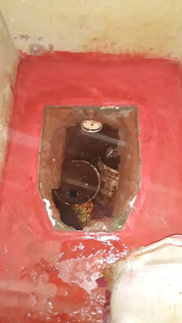 Los internos quitaron la letrina y utilizaron el espacio para iniciar la excavación.