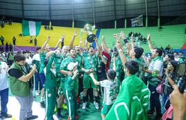 Caaguazú dejó la copa en casa, su quinta, en el 39° Nacional de Mayores, el año pasado.