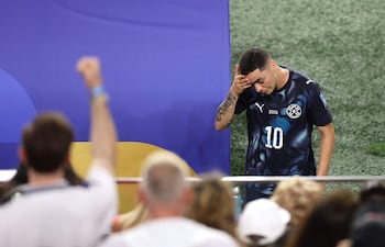 SANTA CLARA, CALIFORNIA - JUNE 19: Miguel Almiron #10 of Paraguay reacts after receiving a red card for covering his mouth while talking to another player during the FIFA World Cup 2026 Group D match between Türkiye and Paraguay at San Francisco Bay Area Stadium on June 19, 2026 in Santa Clara, California. Stu Forster/Getty Images/AFP (Photo by Stu Forster / GETTY IMAGES NORTH AMERICA / Getty Images via AFP)
