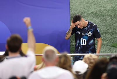 SANTA CLARA, CALIFORNIA - JUNE 19: Miguel Almiron #10 of Paraguay reacts after receiving a red card for covering his mouth while talking to another player during the FIFA World Cup 2026 Group D match between Türkiye and Paraguay at San Francisco Bay Area Stadium on June 19, 2026 in Santa Clara, California. Stu Forster/Getty Images/AFP (Photo by Stu Forster / GETTY IMAGES NORTH AMERICA / Getty Images via AFP)