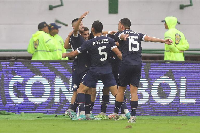 Los jugadores de la selección paraguaya celebran un gol en el partido contra Argentina por el Preolímpico Sudamericano Sub 23 en el estadio Nacional Brígido Iriarte, en Caracas, Venezuela.