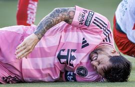 Lionel Messi, con signos de dolor, en el juego ante Necaxa.