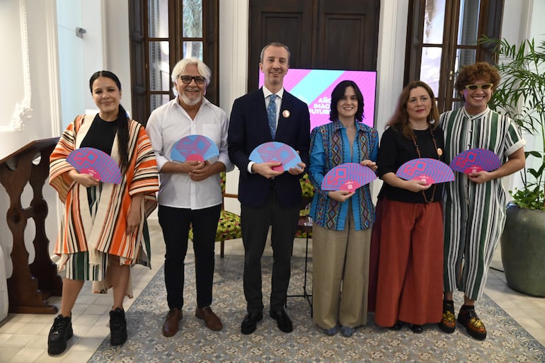 Jennifer Hicks, Anibal Saucedo, Javier Parrondo, Adriana Ortiz, Laura Meza y Miguel Narváez en la conferencia de prensa celebrada hoy.