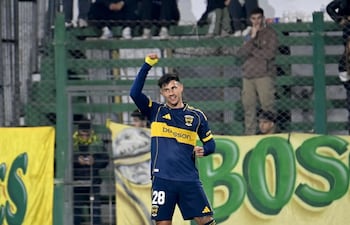 El delantero paraguayo Adam Bareiro celebra el tercer tanto de Boca Juniors, en el triunfo sobre Defensa y Justicia, en Florencio Varela. (Foto: NV9.photo)