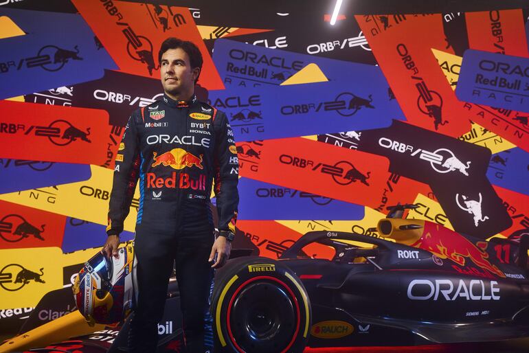 El mexicano Sergio Pérez, piloto de Red Bull Racing, posa en el lanzamiento del RB20, el nuevo monoplaza de la escudería para la temporada 2024 de la Fórmula 1.