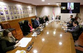 Sesión de la Corte Suprema de Justicia de hoy, durante la cual se dispuso la suspensión de la jueza de Paz de Luque y varios funcionarios, tras denuncia relacionada con la mafia de los pagarés.