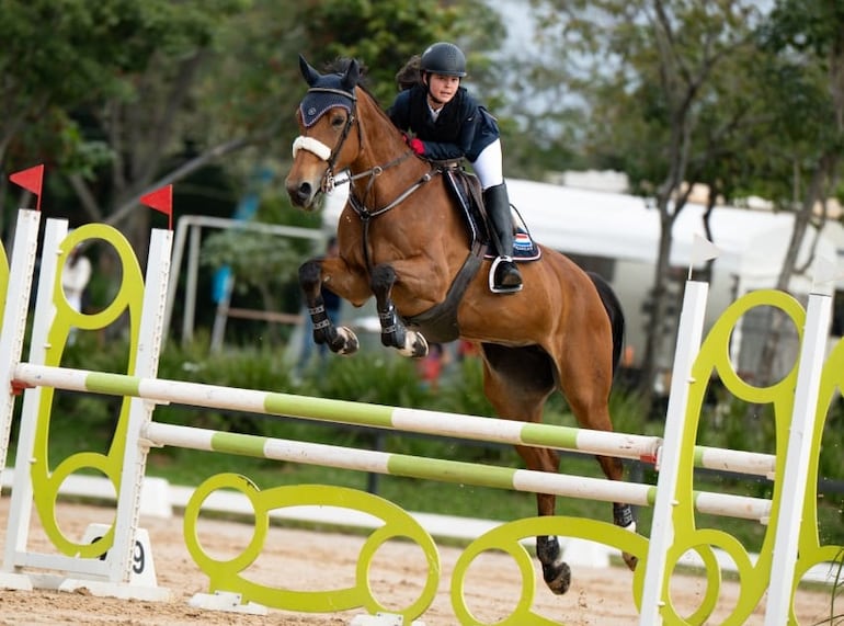 Ahinara Amado con Queenessa del Club Hípico Paraguayo  dominó la categoría 1.10. 