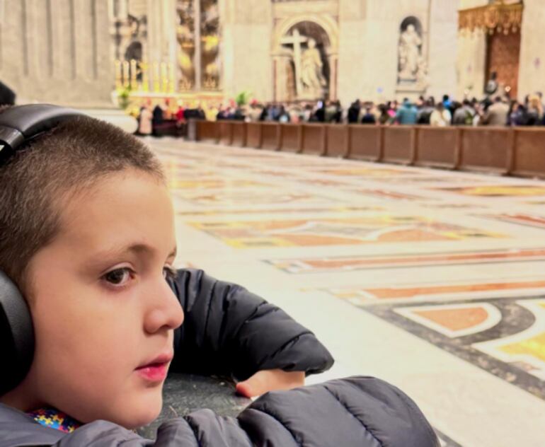 Paola Martínez, paraguaya residente en Italia dio el último adiós a Francisco, en compañía de su hijo.