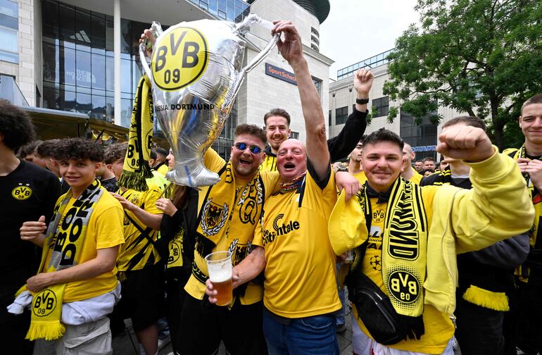 Los hinchas del Borussia Dortmund a la espera de la final de la Champions League contra el Real Madrid en el estadio Wembley, en Londres. 