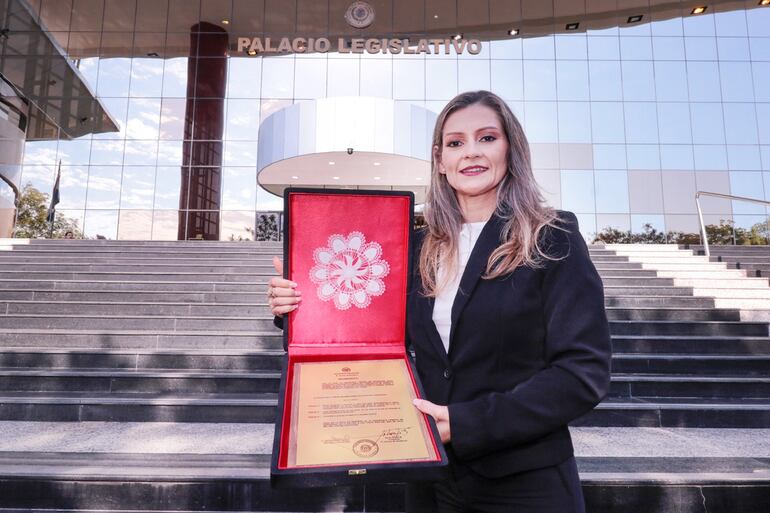 Zulma Quiñónez (37) recibió un reconocimiento del Senado por arbitrar en Primera división.