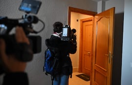 Informadores cámara al hombro en el domicilio donde la Policía Nacional investiga como un nuevo caso de violencia machista el asesinato a puñaladas esta madrugada en Madrid de una joven paraguaya de 29 años a manos presuntamente de la que sería su pareja o expareja, un hombre de nacionalidad española y 60 años que ya ha sido detenido.