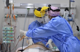Enfermeras asisten a un paciente en la sala de terapia intensiva del hospital Ingavi, de IPS.