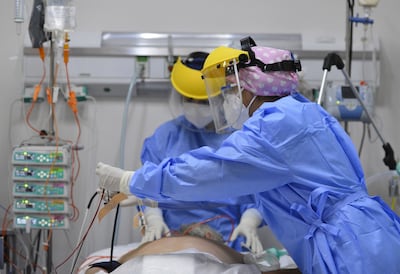 Enfermeras asisten a un paciente en la sala de terapia intensiva del hospital Ingavi, de IPS.