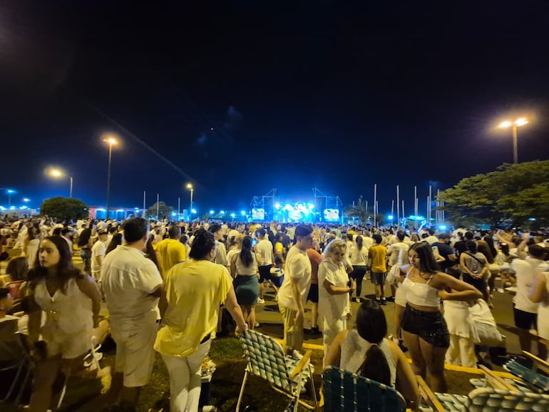 Encarnación recibió el 2026 con una gran multitud a orillas de su coqueta playa San José