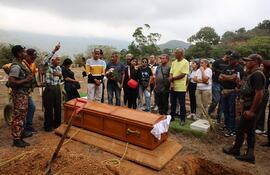 José Luis González (3-i) asiste al velorio de su hermana Rosa Elena González este lunes, en Catia La Mar (Venezuela). En una ceremonia íntima, una docena de personas despidieron a Rosa Elena González, de 80 años, residente del estado La Guaira, cercano a Caracas, y una de los civiles fallecidos durante los ataques de fuerzas estadounidenses en el país suramericano, en el cual fueron capturados el presidente Nicolás Maduro y su esposa, Cilia Flores.