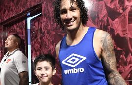 José María Canale posa con un niño fanático de Lanús, que le regaló un poster por su convocatoria a la selección paraguaya.