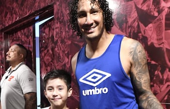 José María Canale posa con un niño fanático de Lanús, que le regaló un poster por su convocatoria a la selección paraguaya.