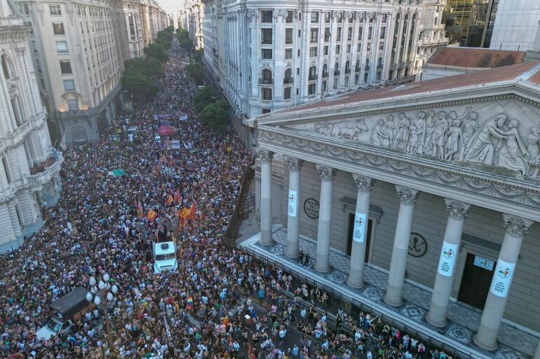otografía aérea que muestra personas manifestándose durante una marcha convocada por colectivos LGTBI+ argentinos, este sábado en Buenos Aires (Argentina). 