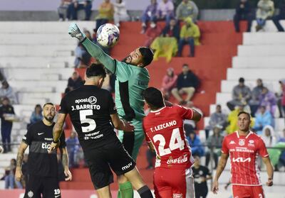 El portero Luis Gustavo Guillén (23 años), de buena actuación, hace el esfuerzo para evitar el cabezazo de Junior Barreto (26).